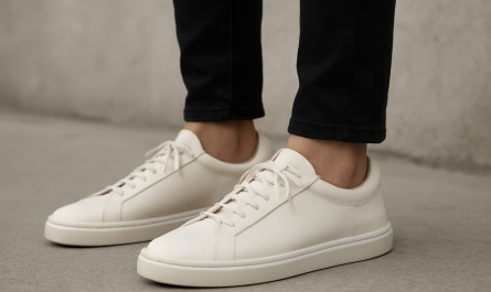 sneakers minimalistes en cuir portées avec pantalon ajusté