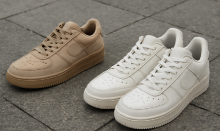 deux paires de sneakers comparées sur sol urbain