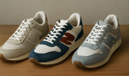 trois paires de sneakers rétro alignées sur table