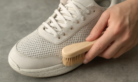 nettoyage de sneakers en mesh avec brosse souple