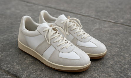 sneakers rétro minimalistes posées sur sol urbain