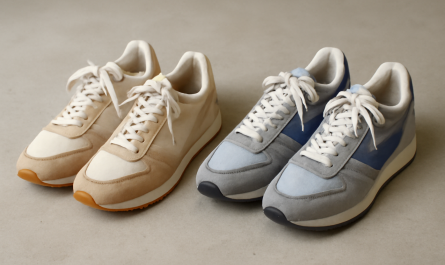 deux paires de sneakers rétro comparées côte à côte