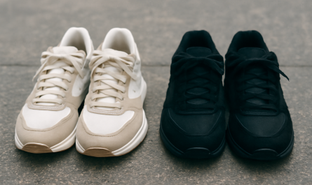 deux paires de sneakers comparées sur sol urbain