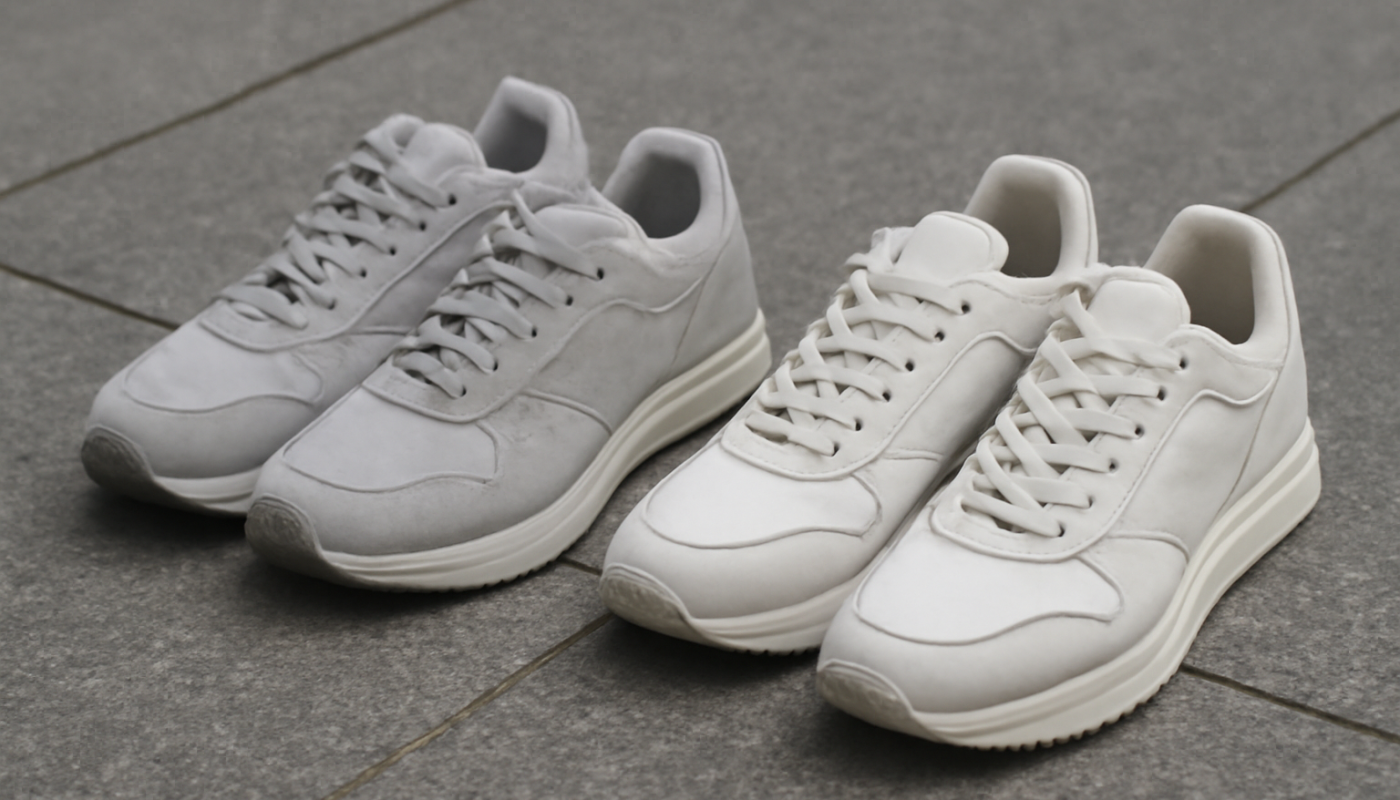 deux paires de sneakers comparées sur sol urbain