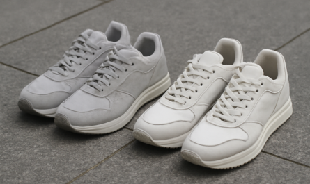 deux paires de sneakers comparées sur sol urbain