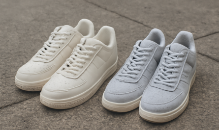 deux paires de sneakers comparées sur sol urbain