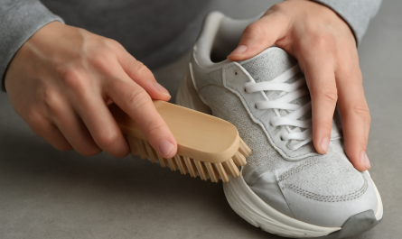 nettoyage de sneakers avec mesh et tissu technique à la brosse