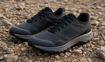 sneakers techniques posées sur sol rocheux