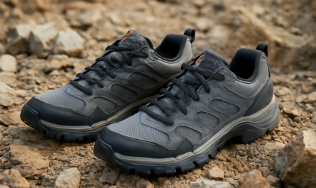 sneakers techniques posées sur terrain rocheux