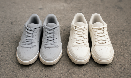 deux paires de sneakers comparées sur sol urbain