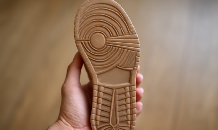 main montrant coupe de semelle de sneaker