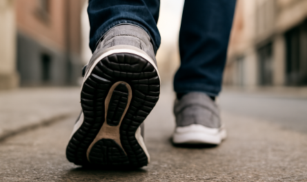 gros plan sur semelle de sneaker lors de marche urbaine