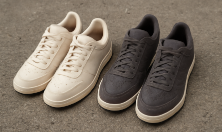 deux paires de sneakers comparées sur sol urbain
